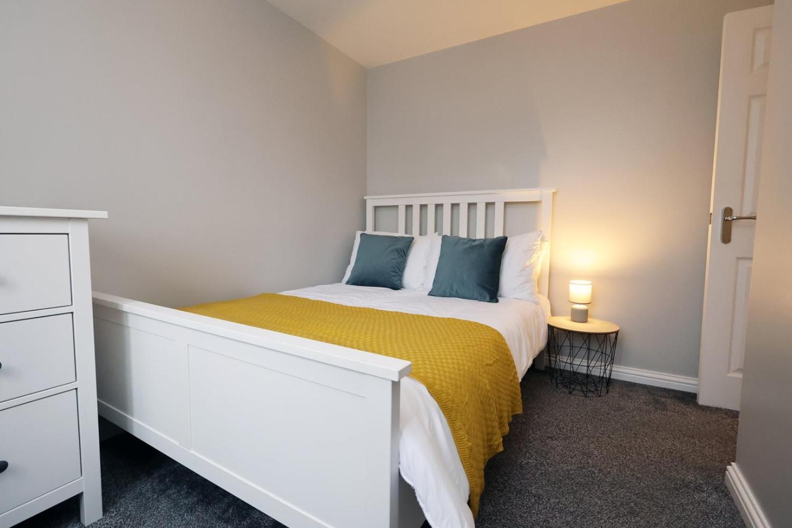 Relaxing 2-Bed Coastal Escape In Port Talbot Apartment Luaran gambar
